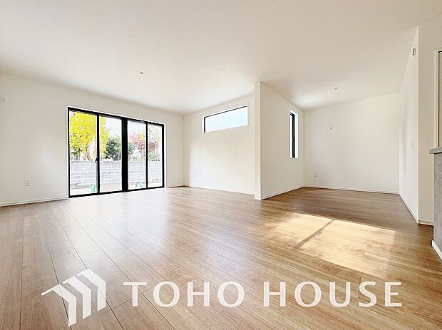 忙しい朝でも、しっかり家族が揃って食事をして頂けるゆとりある大きさのダイニングスペース。