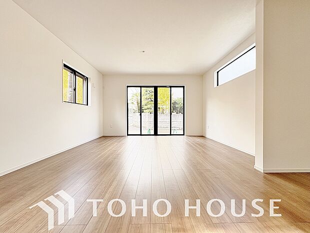 生活動線が確保されたリビングには陽光が降り注ぎ、自然とみんなが集まる空間へと仕上がっております。