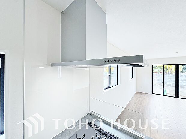 流行りのスリムタイプレンジフード。スタイリッシュな見た目はインテリアとしても高い人気がある型です。