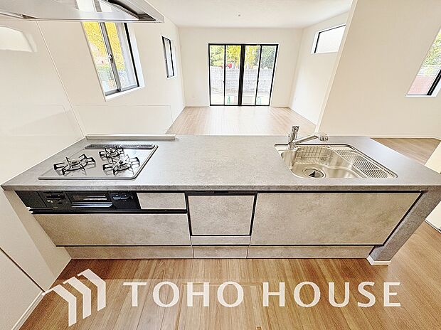 広々キッチンを採用。みんなで作った料理を召し上がりながらの会話は、どのような物になるのでしょうか。