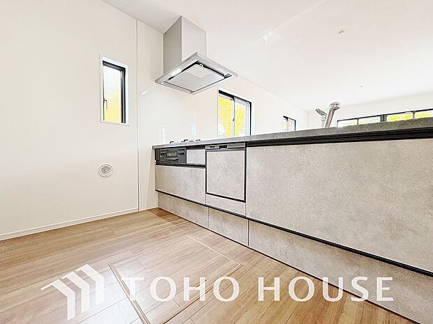 作業しやすいゆとりあるシステムキッチン。シンプルな配色で飽きずに使い続けることができます。