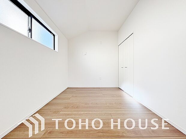 清潔感あるホワイトの壁紙と温もり溢れるカラーの床材が見事に調和した本邸宅。