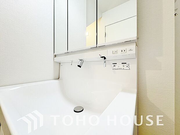 手で洗いたい大切な服など、広く使えると助かる洗面台は汚れの付きにくい形状と素材で造られております。