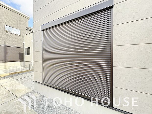 防犯機能のシャッターを完備しております。女性のチカラでも開閉が可能ですのでラクラクな所も便利です。