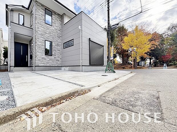 近隣の駐車場まで歩く必要がなく、子どもや高齢者がいる世帯は駐車場から自宅までの距離が短い方が便利。