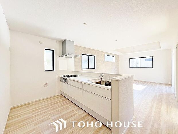 キッチンは、リビングで寛ぐ家族や小さなお子様を見守りながら料理が出来る対面式の温もり設計。