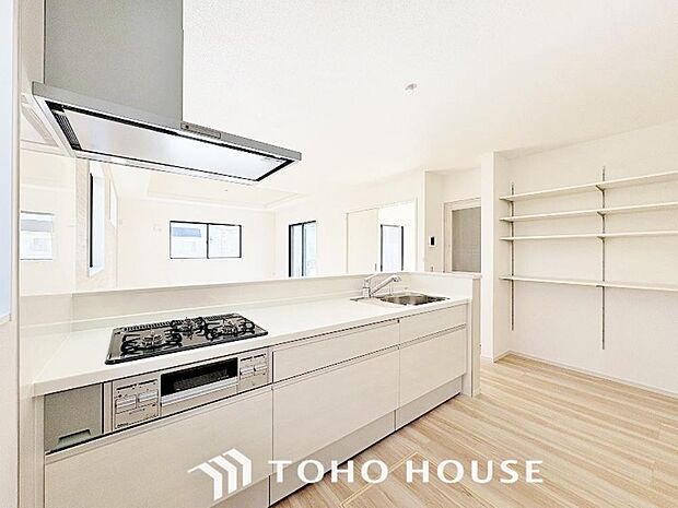 キッチンの収納は、デッドスペースになりやすい箇所を有効活用できる、スライド式収納を採用しました。