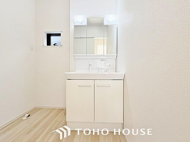 身だしなみのチェックがしやすい大きな鏡、下には収納がたっぷり。スッキリとした空間を演出いたします。