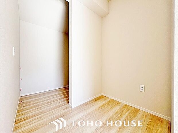 奥行きあるクローゼットを採用。衣装ケースや、掃除機といった物を収納できるような造りになっております。