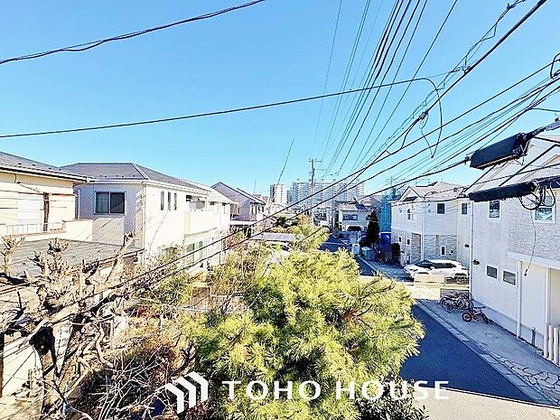 頬をなでる優しい風を感じることが出来るバルコニー。つい深呼吸をしたくなる気持ちの良い眺望です。