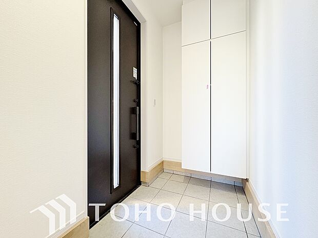 ゲストを招き、家族を迎える玄関は、ディスプレイや照明にこだわってみてはいかがでしょうか。