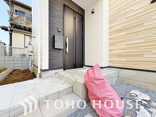 毎日みんなを見送り、そして迎え入れる場所だから。帰りたくなる家をテーマに設計した、自慢の玄関です。