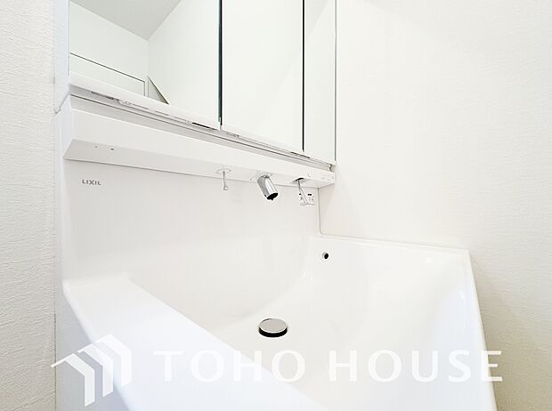 身だしなみのチェックがしやすい大きな鏡、下には収納がたっぷり。スッキリとした空間を演出いたします。