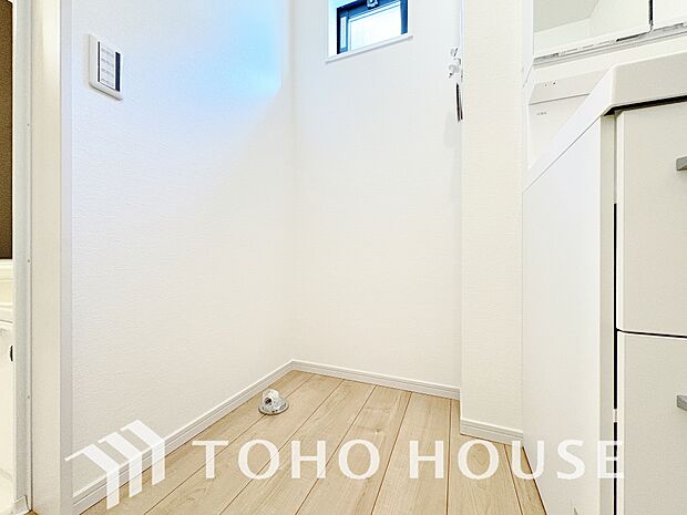 脱衣所内に洗濯機を置けるスペースを確保！ご家族のお洗濯物を洗う際にも大容量の洗濯機を置けて便利です。