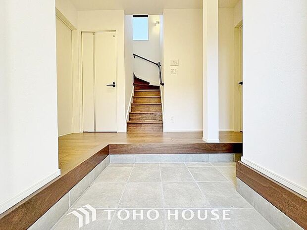 広々した玄関スペースはベビーカーも楽々置けるゆったりスペースが魅力です。