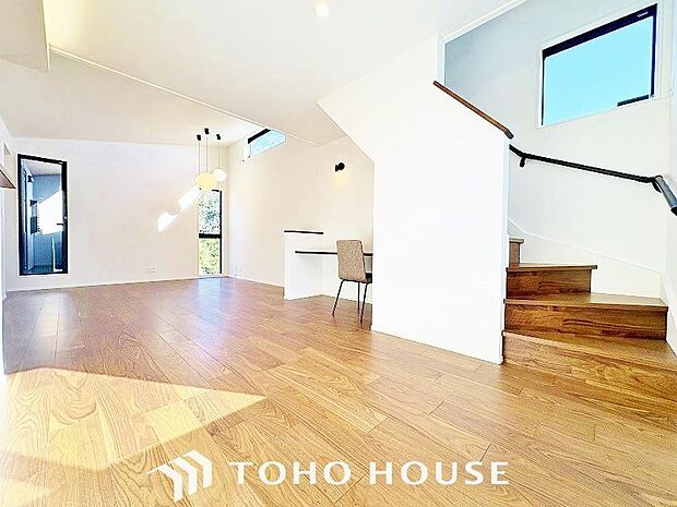 光と風があふれる開放的なリビングダイニングには自然と家族みんなが集まってきます。