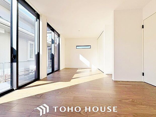 明るい色のフローリングと白いクロスが光を反射して更なる採光を生みます。