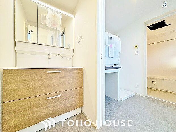 お家の中でも特にプライベートスペースとなる洗面所は、洗濯場所と浴室を同じ空間でまとめております。