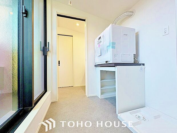 脱衣所内に洗濯機を置けるスペースを確保！ご家族のお洗濯物を洗う際にも大容量の洗濯機を置けて便利です。