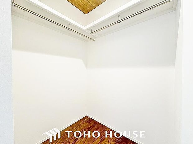 ウォークインクローゼットは洋服だけでなく、帽子や鞄などの小物もまとめて収納できるのが嬉しいですよね。