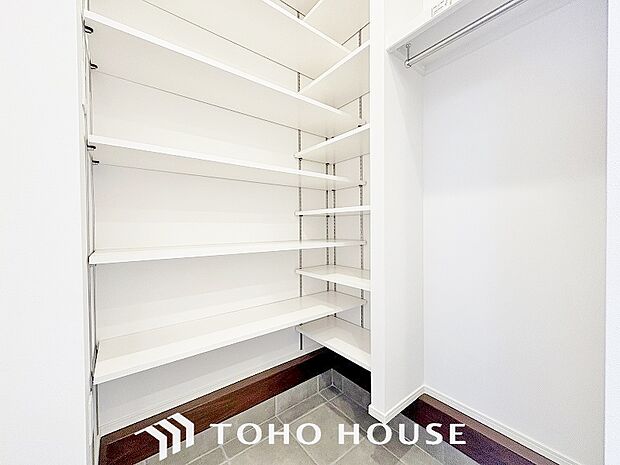 シューズボックスは限られた玄関スペースでも収納を取れる為、玄関内をすっきり片付けることができます。