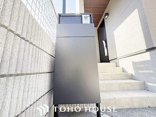 宅配ボックスは留守中でも宅配便の荷物が受け取れる為昼間の受け取りが困難な共働き世帯に需要が高い設備。