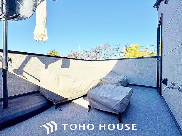 陽光に愛され、環境に恵まれ、家族に包まれた邸宅は、どんなに月日が経っても色褪せる事なく輝き続けます。