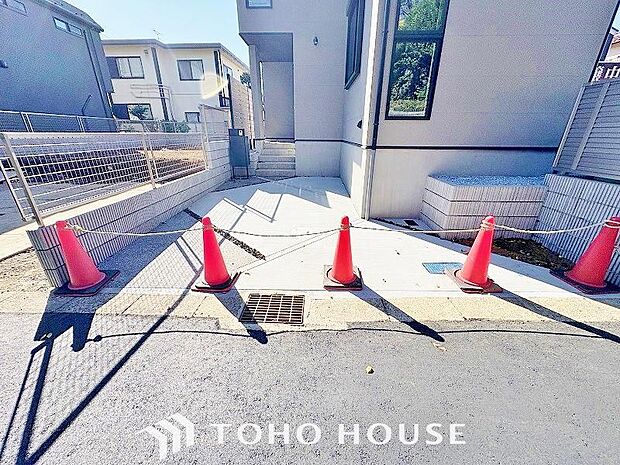 ゆったりとした駐車スペースを確保いたしましたので、大きめのお車でも駐車可能です。