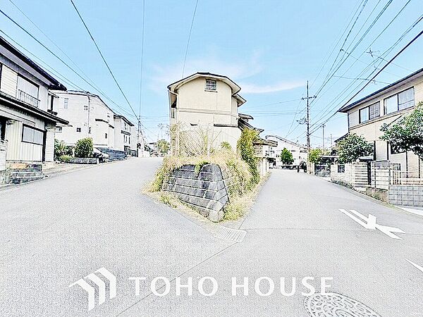 周辺環境とのコラボレーションにより明るく開放的な外観へ。住まいへの拘りは環境からも！