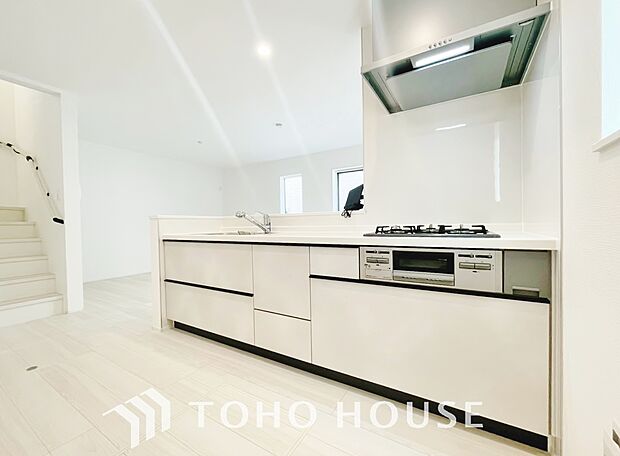 キッチンは、リビングで寛ぐ家族や小さなお子様を見守りながら料理が出来る対面式の温もり設計。