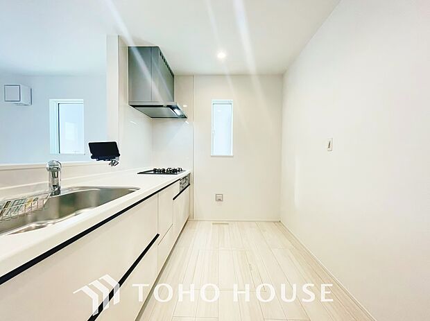 大型の冷蔵庫やレンジボードもしっかり置ける広々としたキッチンスペース。