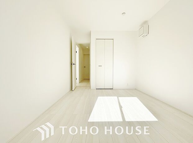 清潔感あるホワイトの壁紙と温もり溢れるカラーの床材が見事に調和した本邸宅。