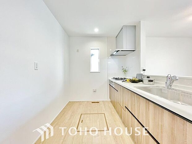 大型の冷蔵庫やレンジボードもしっかり置ける広々としたキッチンスペース。