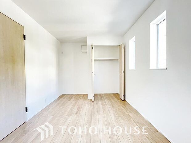 清潔感あるホワイトの壁紙と温もり溢れるカラーの床材が見事に調和した本邸宅。