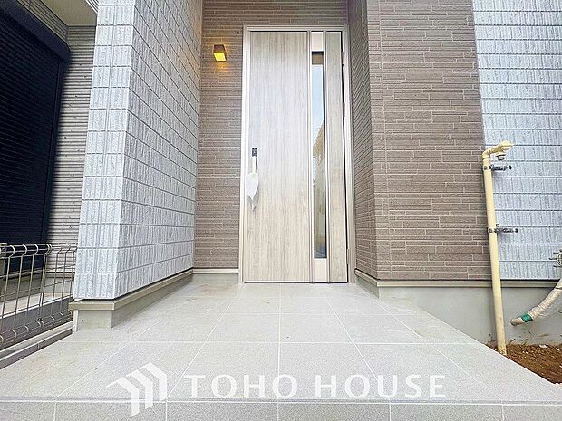 毎日みんなを見送り、そして迎え入れる場所だから。帰りたくなる家をテーマに設計した、自慢の玄関です。