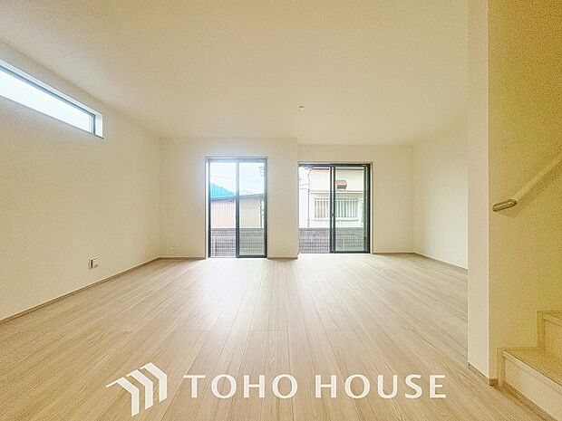 家族が自然と集まる明るいリビング。広々とした空間で豊かな時間をお過ごしください。