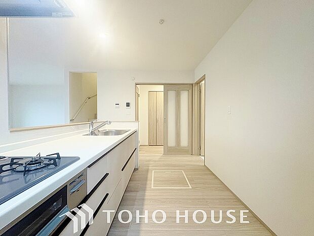 夫婦そろってキッチンに立っても調理がしやすく余裕の広さ。家事をしながら会話も弾みます。