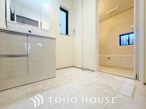 お家の中でも特にプライベートスペースとなる洗面所は、洗濯場所と浴室を同じ空間でまとめております。