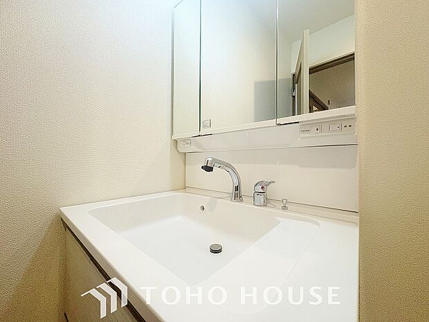 シンプルだからこそ使いやすい。スタンダードなデザインの洗面ボウルは清潔感あるオフホワイトです。