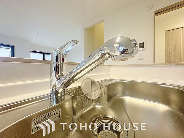 ワンタッチで浄水と原水と切り替えできる、見た目にもスマートな浄水器一体型の水栓。