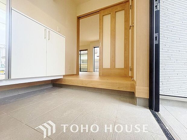 毎日みんなを見送り、そして迎え入れる場所だから。帰りたくなる家をテーマに設計した、自慢の玄関です。