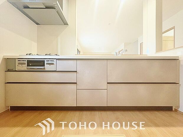 調理作業や片付けのしやすいキッチン。収納も備わっているのでキッチン周りをスッキリと演出します。