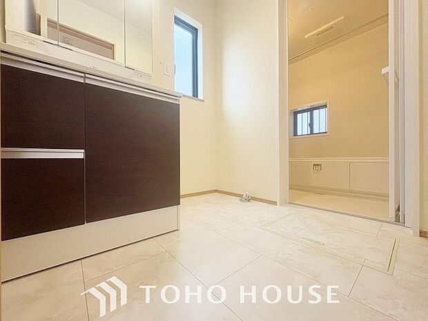 手で洗いたい大切な服など、広く使えると助かる洗面台は汚れの付きにくい形状と素材で造られております。