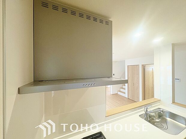 流行りのスリムタイプレンジフード。スタイリッシュな見た目はインテリアとしても高い人気がある型です。