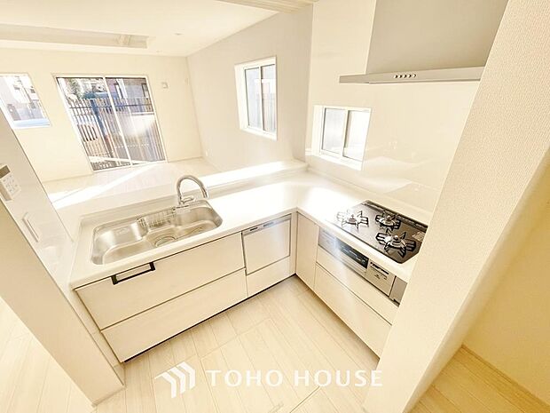 リビングのスペースが広く取れるL型キッチン。収納も充実しており、キッチン周りをスッキリと見せられます