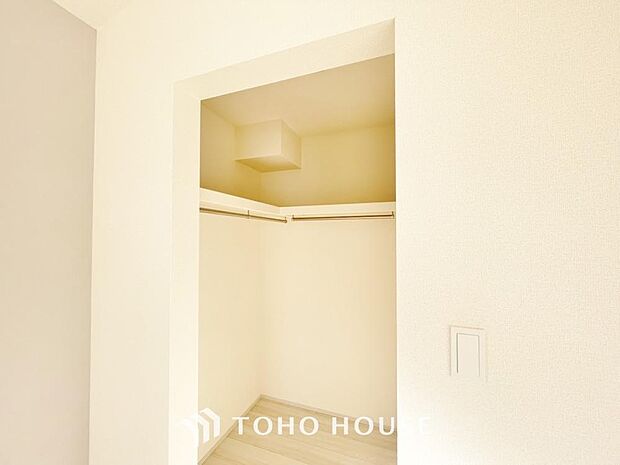たっぷりと荷物が入るウォークインクローゼット。ぜひ現地で広さを確かめてください。