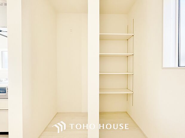 買い置きした日用品や食品等を収納する場所として、最適なキッチンスペースのパントリー収納がございます。