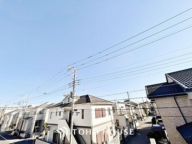 その豊かな眺望にふさわしい空間には、通風・採光にも優れ、心地よい光と風があふれています。