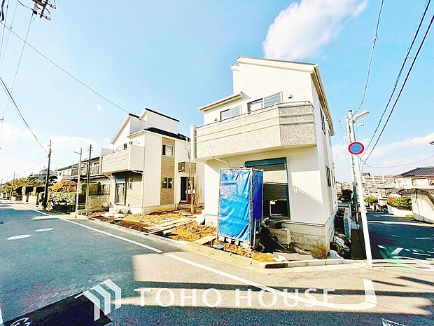 周辺環境とのコラボレーションにより明るく開放的な外観へ。住まいへの拘りは環境からも!