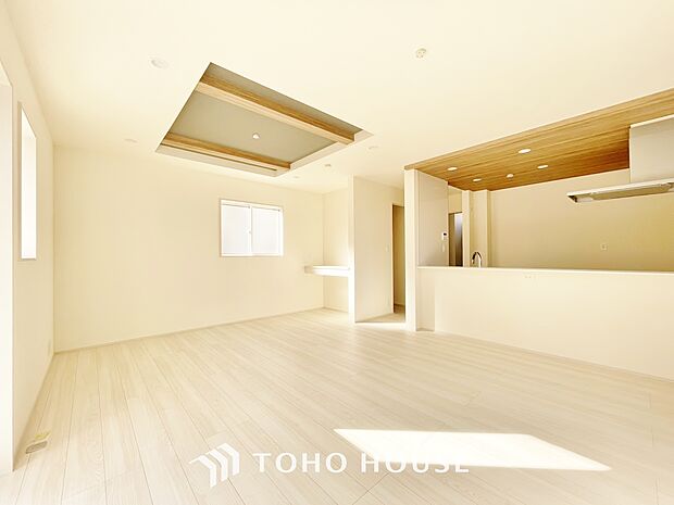 家族の暮らしに思いを馳せて、日常のワンシーンを表現したリビングダイニング。